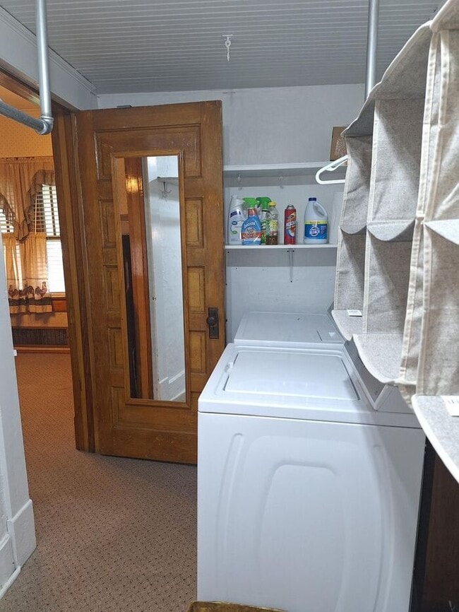 Building Photo - 1 Bedroom House Near Shopping, Parks and Little League Field