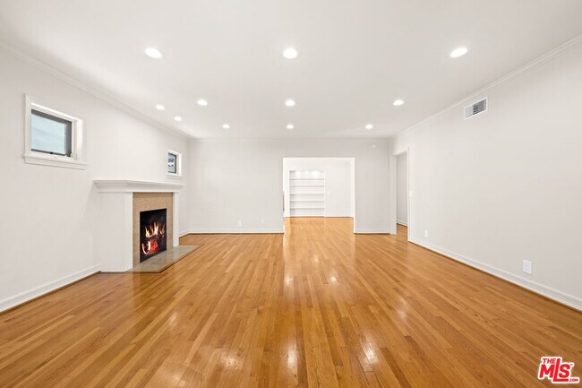 Building Photo - 704 Westbourne Dr