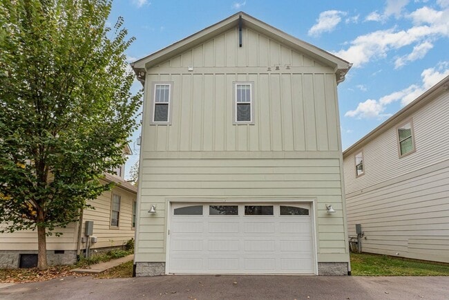 Building Photo - 5802 Maxon Ave