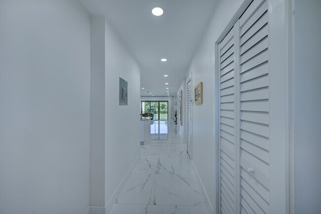 Building Photo - 8545 Casa Del Lago