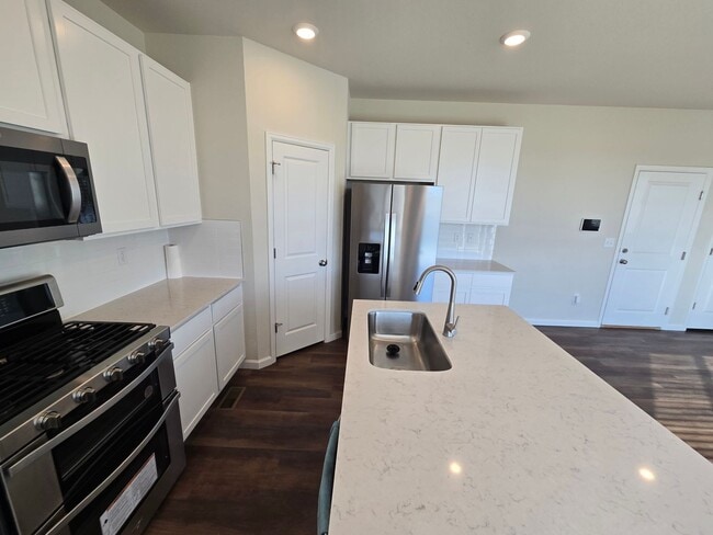 Building Photo - Like new 3 bedroom 2.5 bath with loft