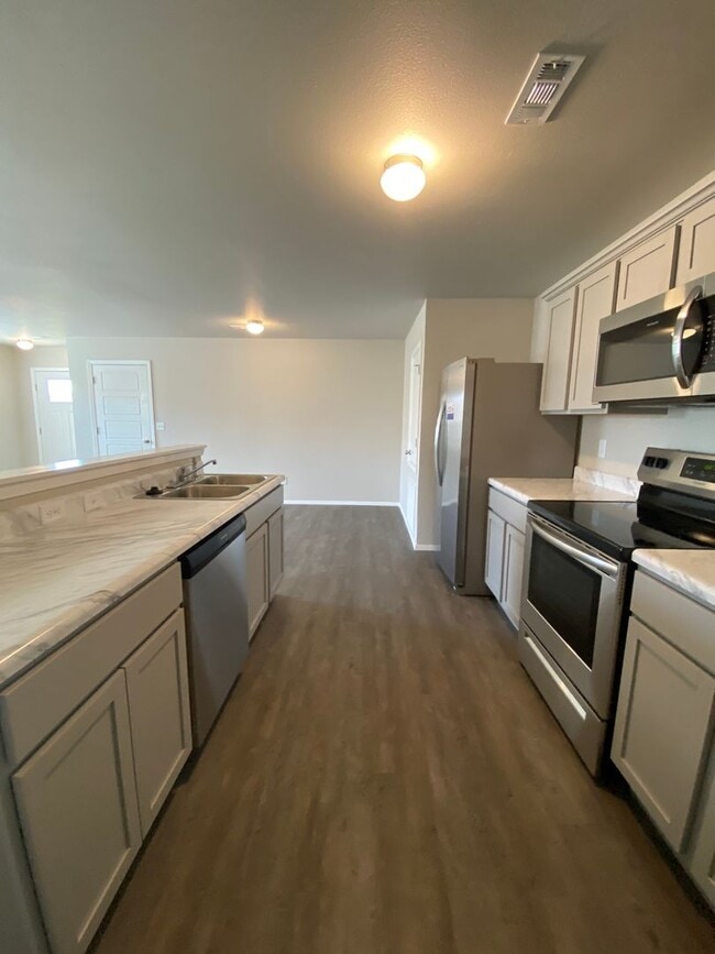 Building Photo - *Pre-leasing* Three Bedroom | Two Bathroom...