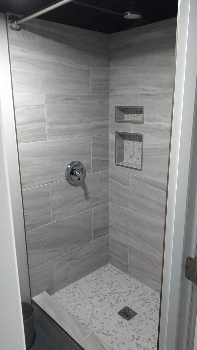 Building Photo - 814 E 14th St