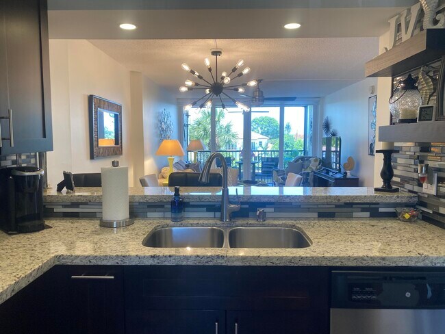 Building Photo - 18 Royal Palm Way