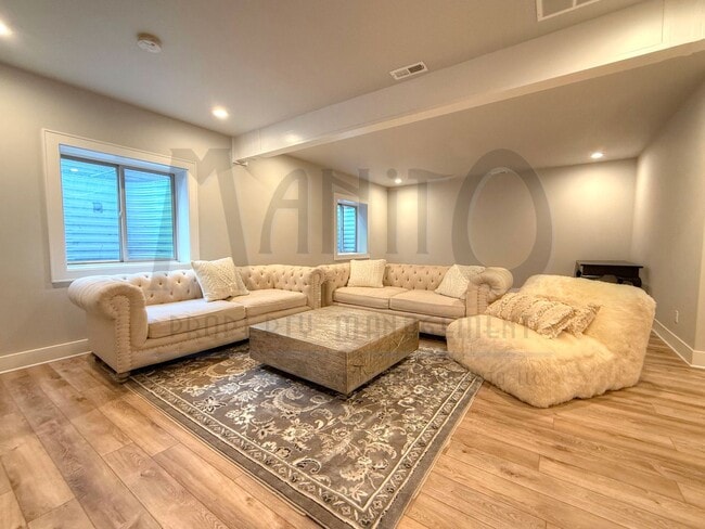 Building Photo - Spacious South Hill Home