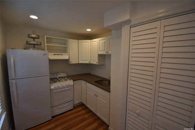 Building Photo - 248 Oak St