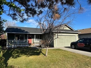 Building Photo - Ranch Style Home in NE Bend!  Fenced in backyard!
