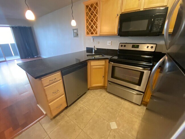 Building Photo - 1 bedroom High Rise Living Downtown