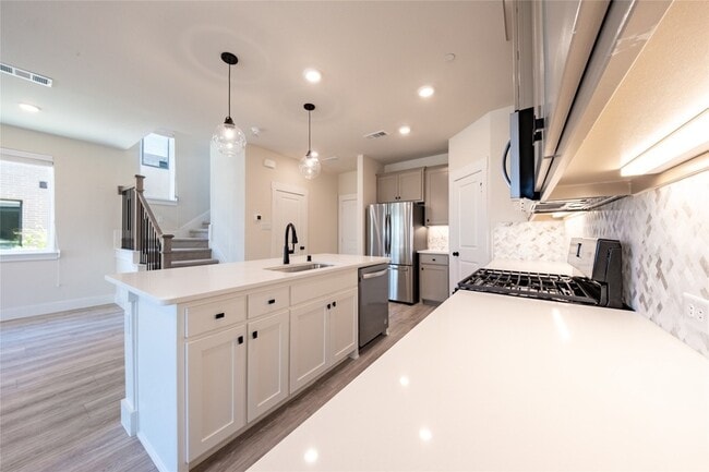 Building Photo - 813 Emerling Dr