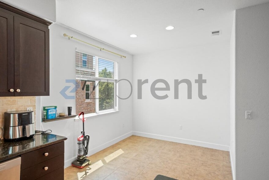 Building Photo - Unit
