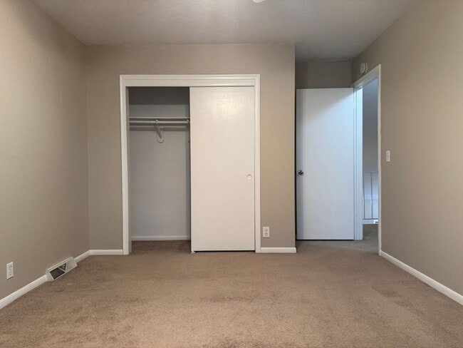 Building Photo - Updated Townhome in Willow Wood Near 120th & Blondo!