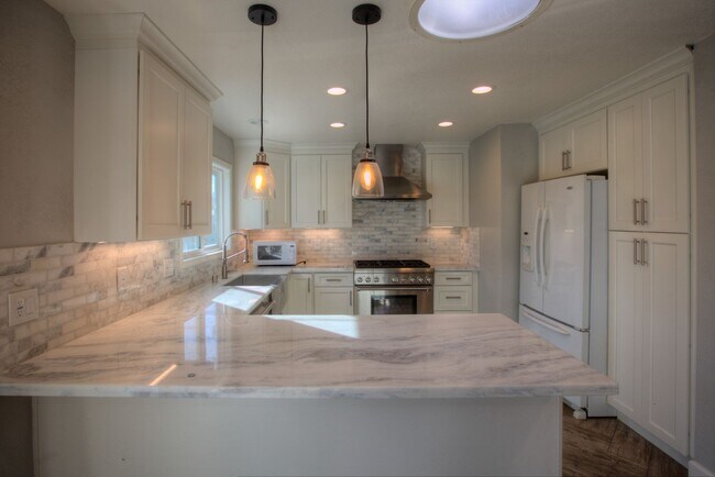 Building Photo - Sapcious remodeled Sundale w/ open floorplan