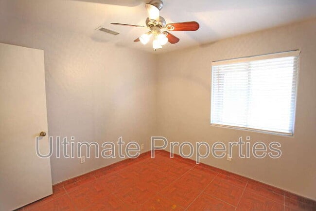 Building Photo - 3232 W Lone Cactus Dr