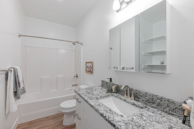 Building Photo - Darling 3 Bed 2.5 Bath Townhome located in Sugar City!