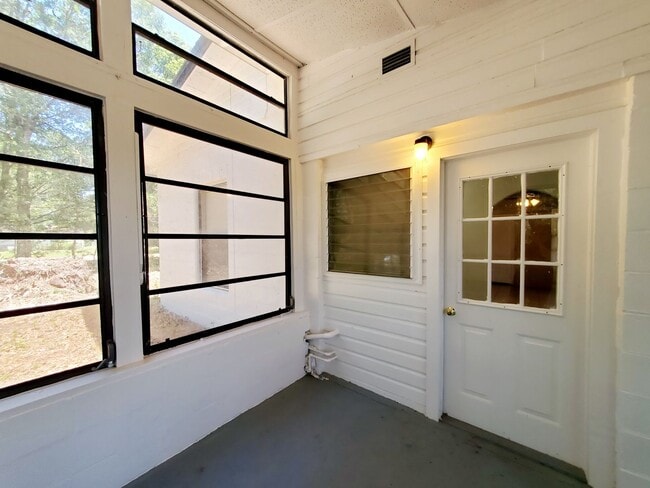 Building Photo - 2 Bedroom, 1 Bathroom Home for Rent in Plant City!