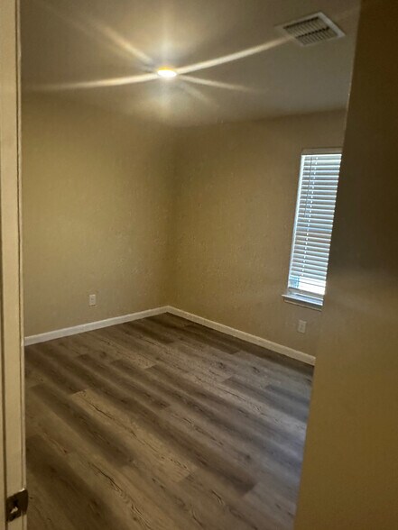 Building Photo - Room in Apartment on Harbor Lndg