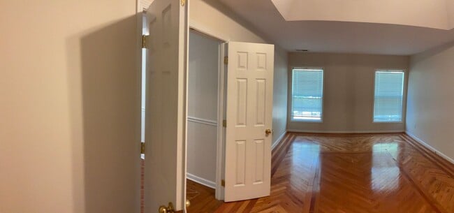 Building Photo - Quiet Neighborhood- Large family living!