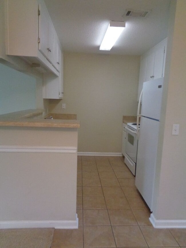 Building Photo - Wakefield Subdivision!!  END UNIT