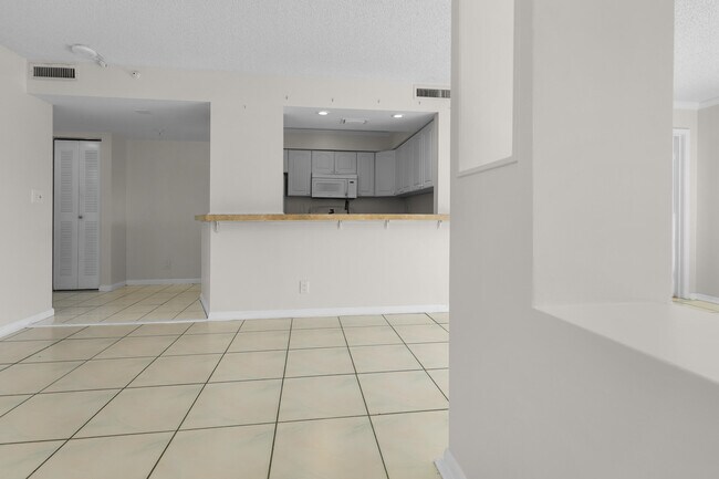Building Photo - 2112 S Cypress Bend Dr