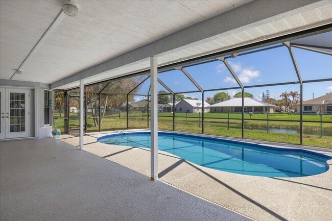 Building Photo - 1902 SE Gaskins Cir