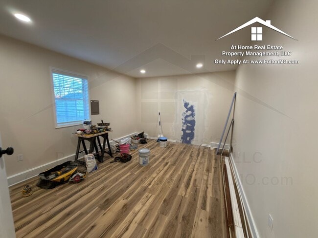 Building Photo - 703 W 7th St