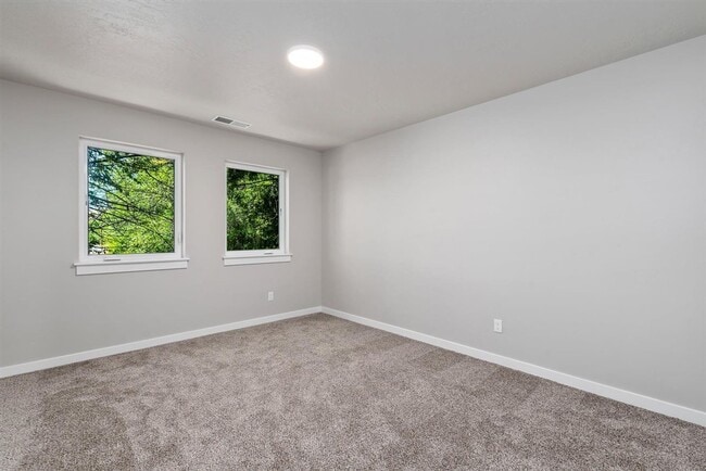 Building Photo - ? MOVE IN SPECIAL! ? $99.00 1st month rent...