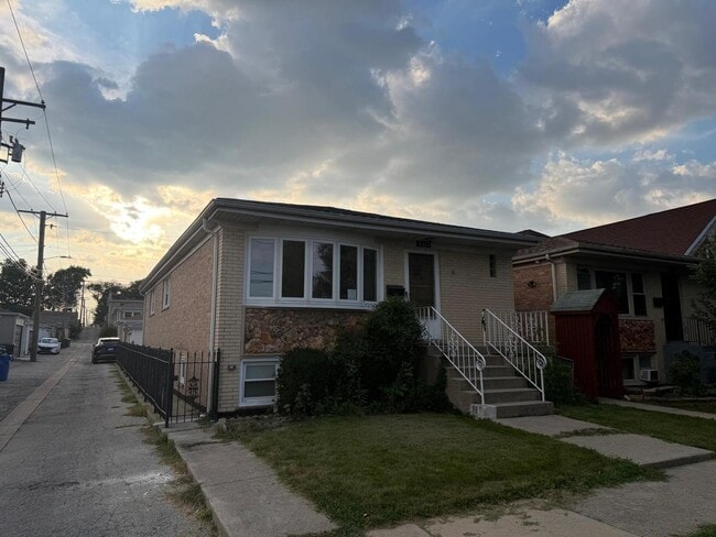 Building Photo - 4414 N Nagle Ave