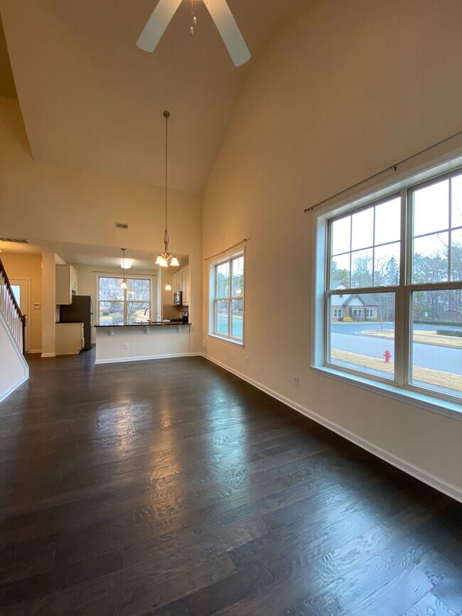 Building Photo - Beautiful 3 bed, 2.5 bath end unit townhome close to Duke!