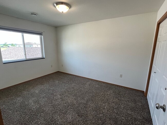 Building Photo - 2 Bed 1 Bath Single Stall Garage