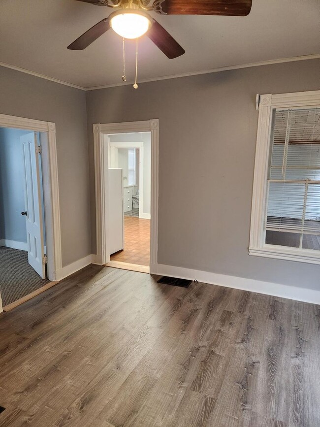 Building Photo - - Walking distance to Downtown Ellsworth -...
