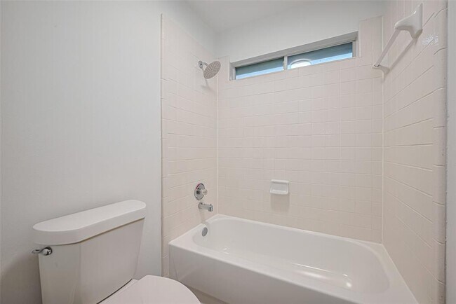 Building Photo - 2118 Westover Park Cir