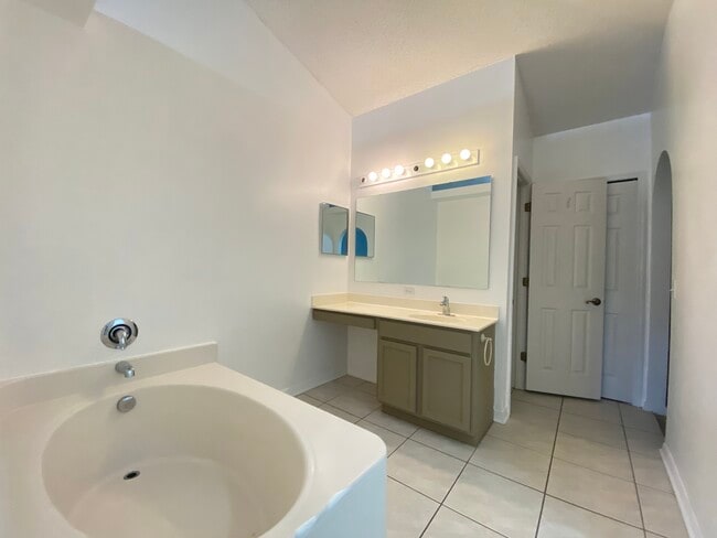 Building Photo - 9732 Water Fern Cir