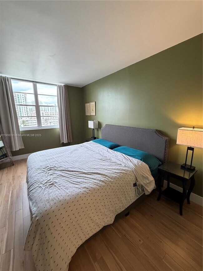 Building Photo - 300 Bayview Dr