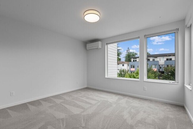 Building Photo - West Seattle Townhome with Air Conditionin...
