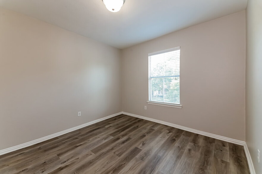 Building Photo - 9900 Concord Dr