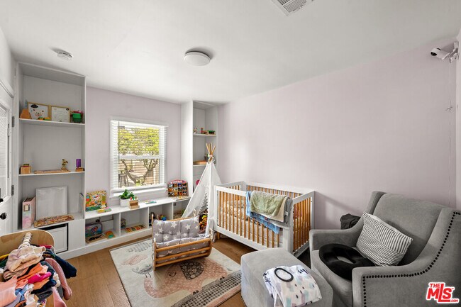 Building Photo - 3871 Roxton Ave