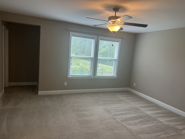 Building Photo - Like New Townhome in Cary