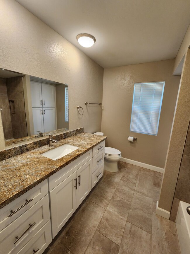 Building Photo - 16598 Bernardo Oaks Dr
