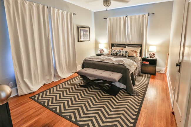 Building Photo - 1124 S Newport Ave