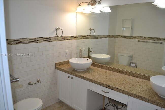 Building Photo - 1537 E Lake Ct
