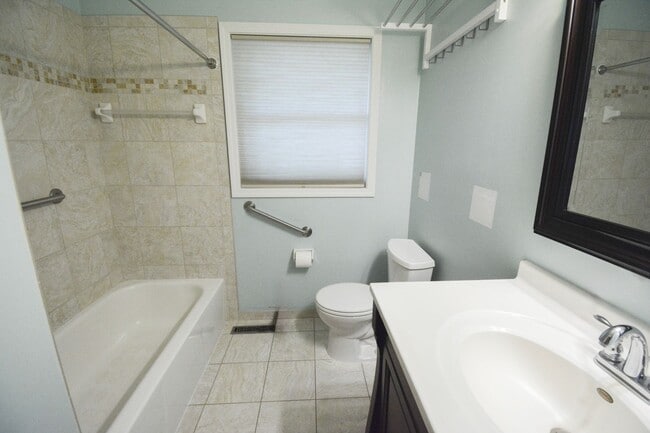 Building Photo - Well-Located 4BR Home in NW Rochester – Country Club Manor