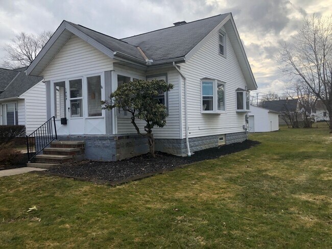 Building Photo - 2 Bedroom with Bonus Room in Basement
