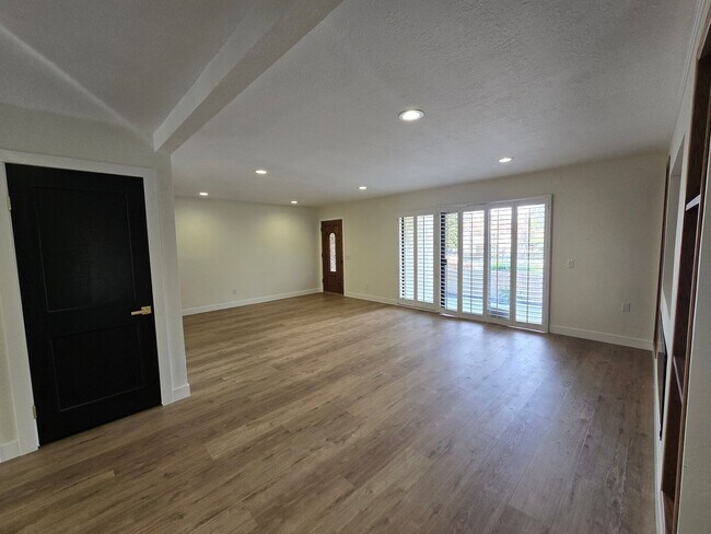 Building Photo - Hawarden Hills Home