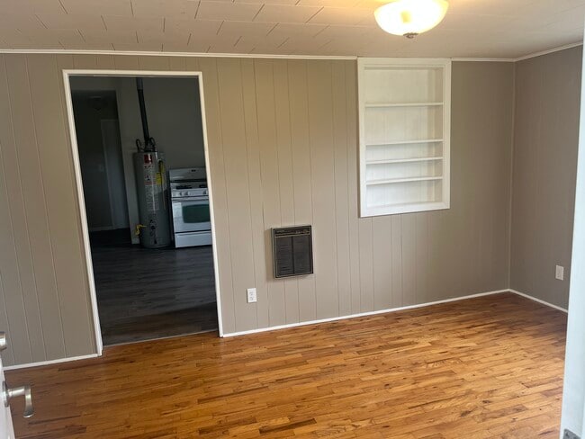 Building Photo - 212 W 5th St