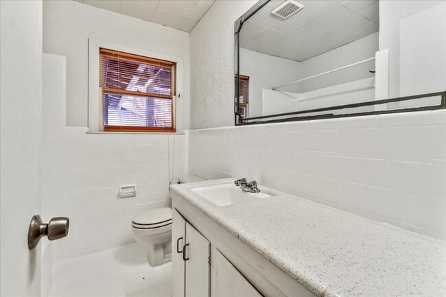 Building Photo - 640 Parsons Dr
