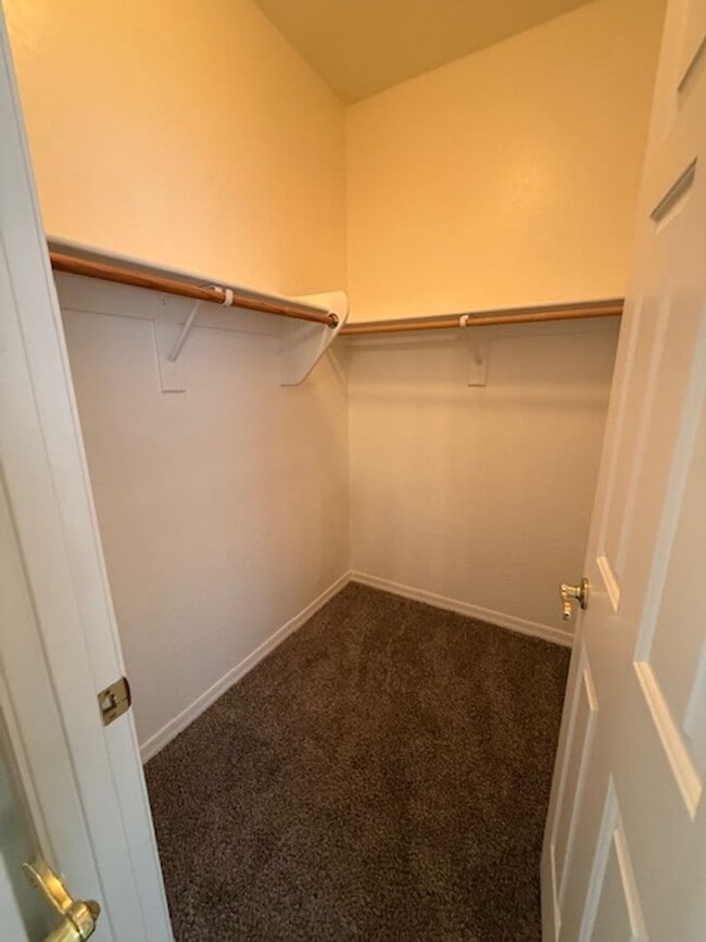 Building Photo - 3 Bed 2 Bath Available Now!! Contact Prope...