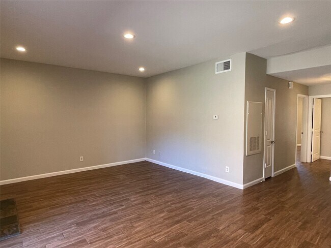 Building Photo - 6500 Harbor Town Dr