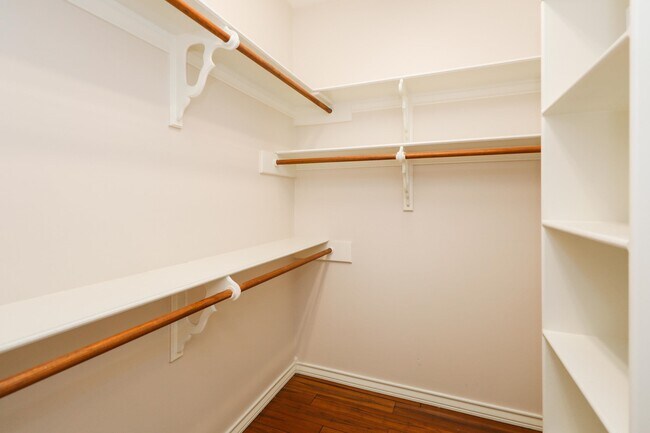 Building Photo - 707 St James Dr