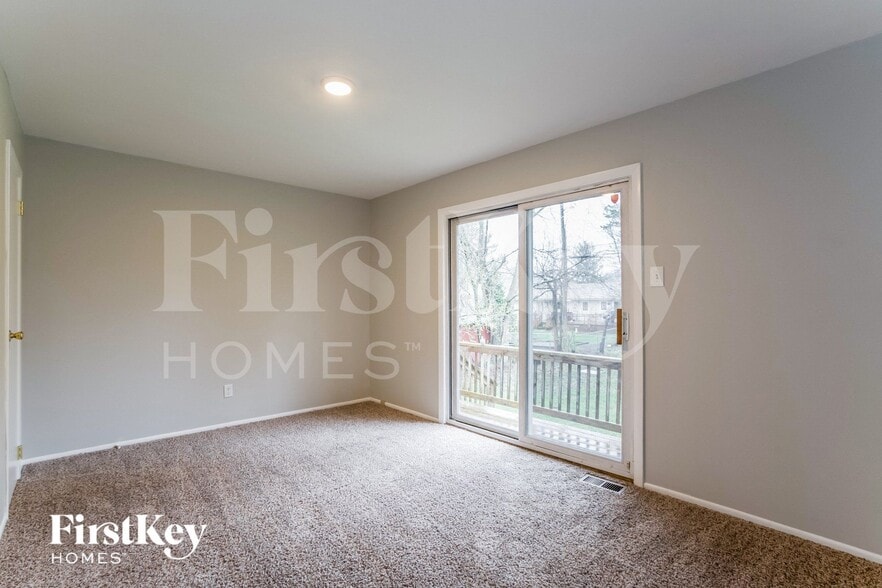 Building Photo - 104 E Oak St