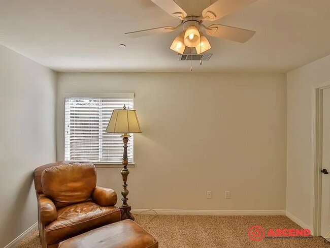 Building Photo - Stunning Home Near Frontier Highschool!